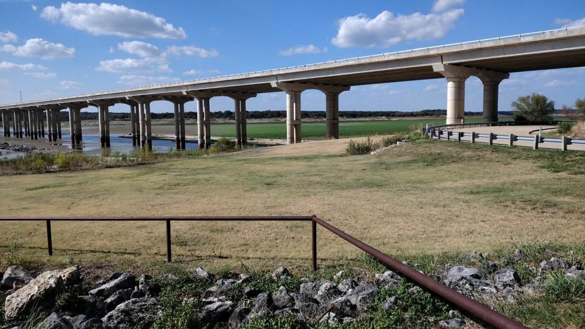 Exposed lake bed under the highway bridge at Lake Belton during low water